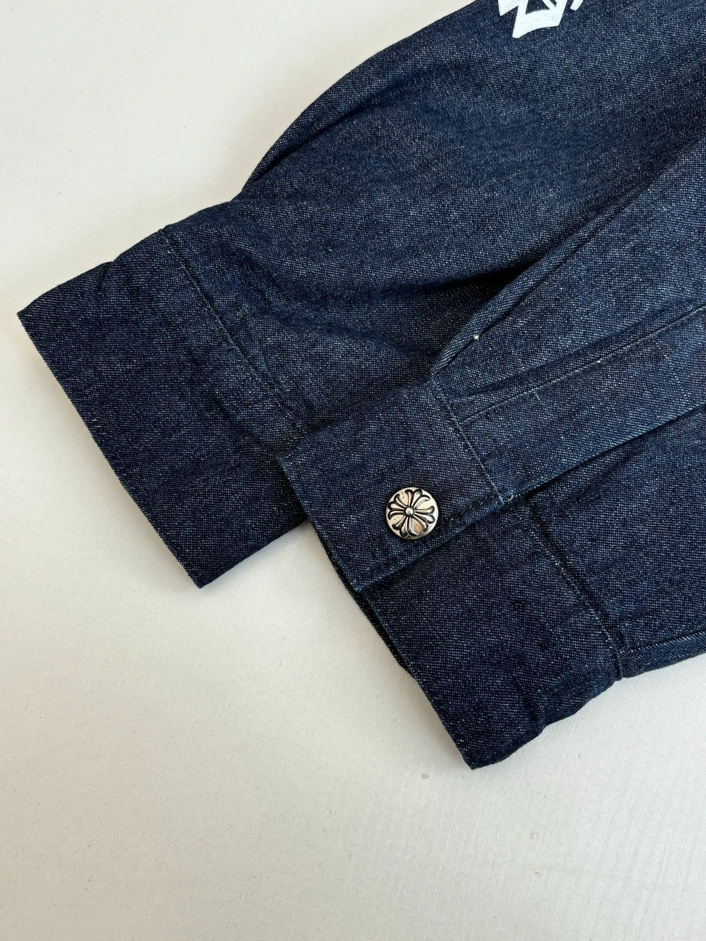 P650 Chrome Hearts*/Chrome Hearts 26 new denim shirts and cotton clothes. The original domestic spot purchase is 3.4W. The development cost is extremely high. The fabric is made of high-density pure cotton twill denim imported from Italy. It is washed and tested N times according to the original color. The jacquard lining requires a minimum order of 1,000 meters. The loss is huge. The quilting is made of Xinjiang cotton. It is thick and warm. The printing is based on the original version. It is printed with hand glue. The auxiliary material collar label is made of imported lambskin. Size: S/M/L